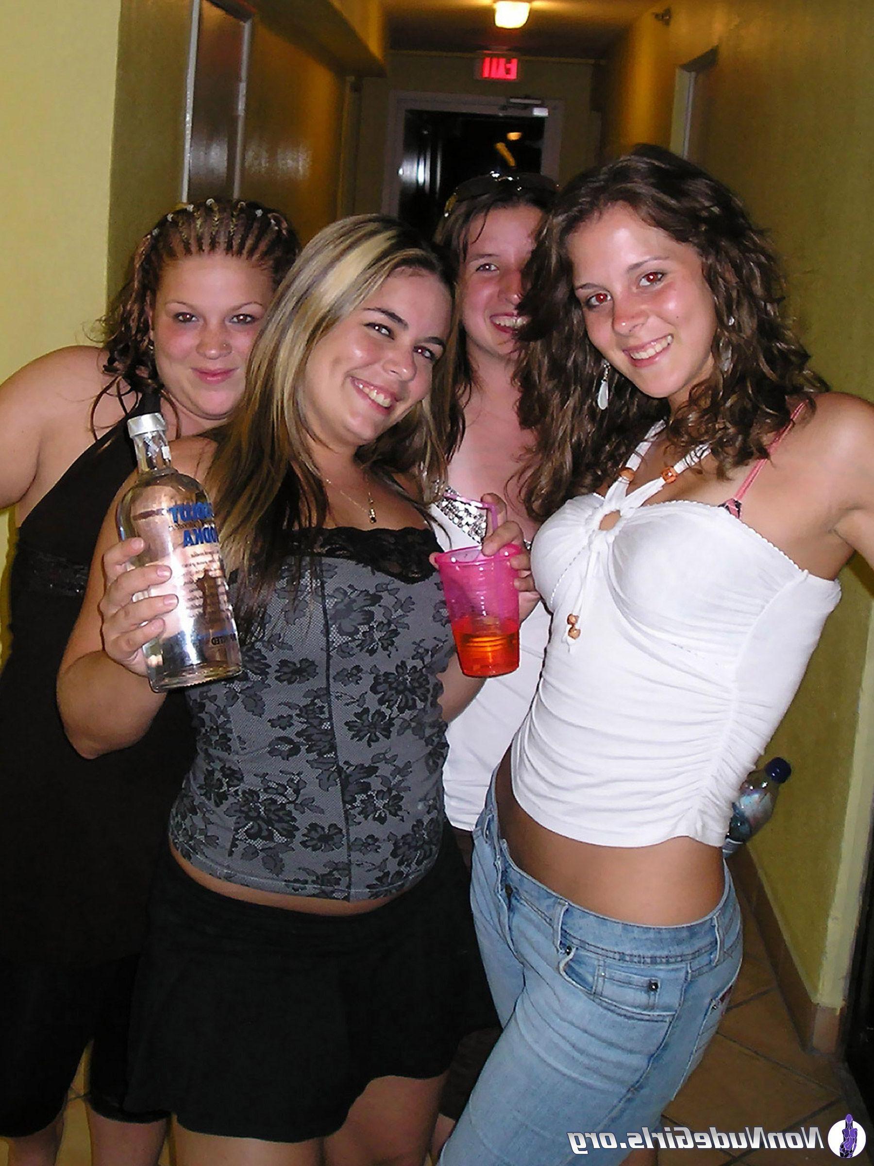 20P Pictures of gorgeous teen girls looking hot