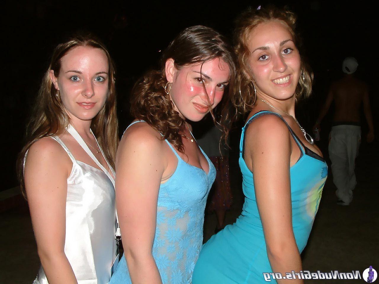 20P Pictures of hot girls showing off