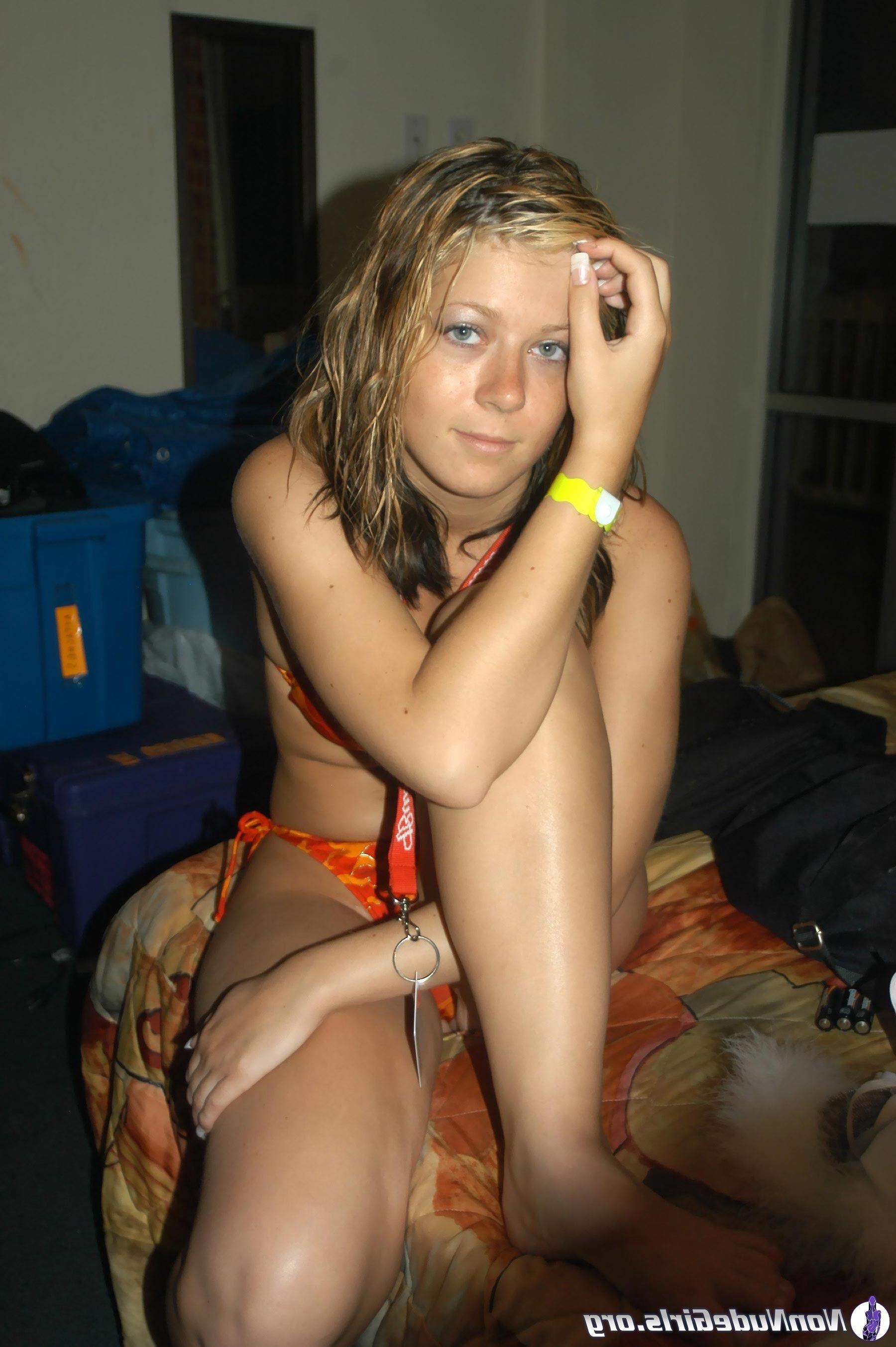 20P Pictures of hot girls showing off