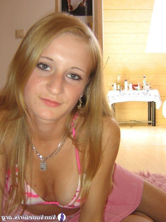 20P Pictures of sexy teen girls showing their stuff