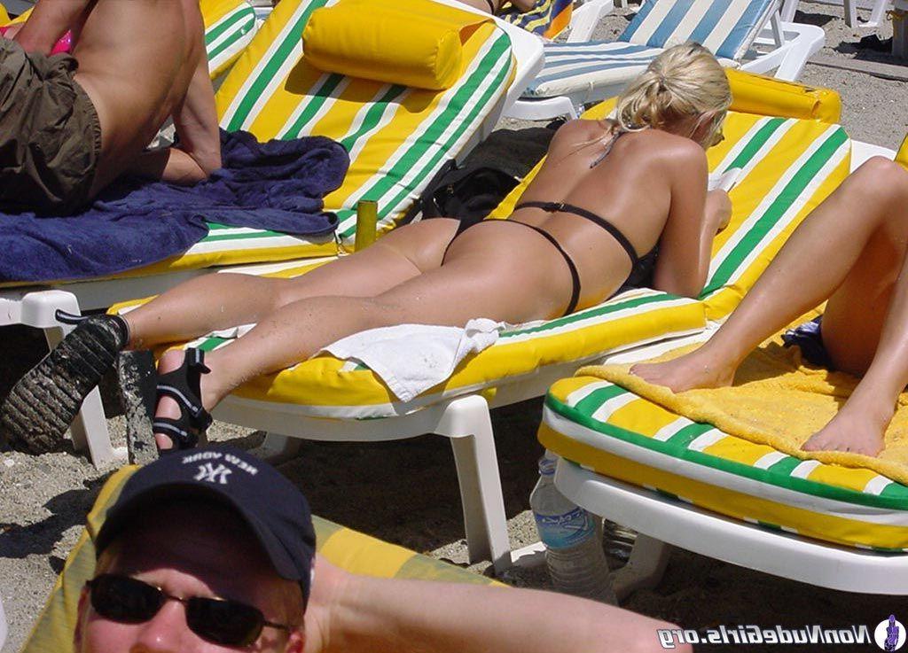 20P Pictures of hot girls showing their stuff