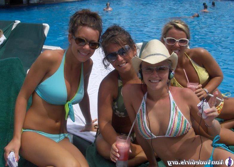 20P Pictures of hot girls showing their stuff