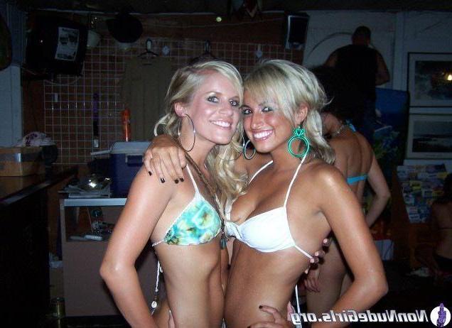 20P Pictures of hot girls showing their stuff