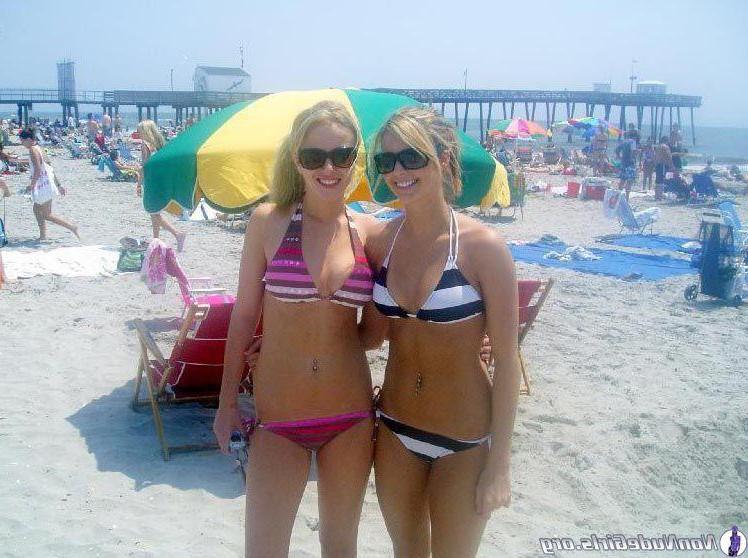 20P Pictures of hot girls showing their stuff