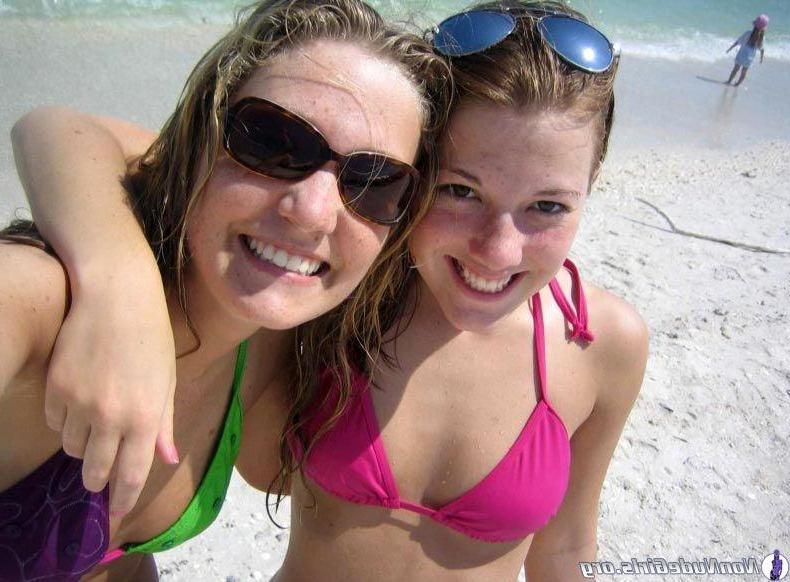 20P Pictures of hot girls showing their stuff