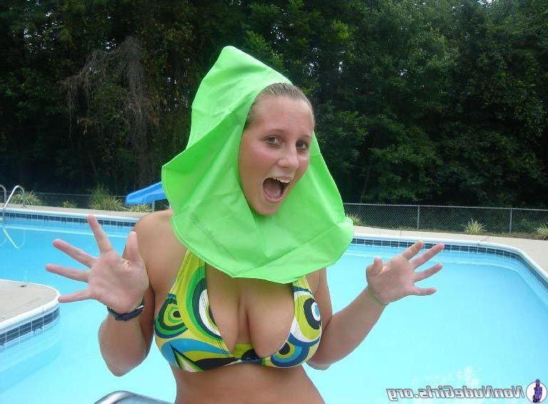 20P Pictures of hot teen girls looking hot with their friends