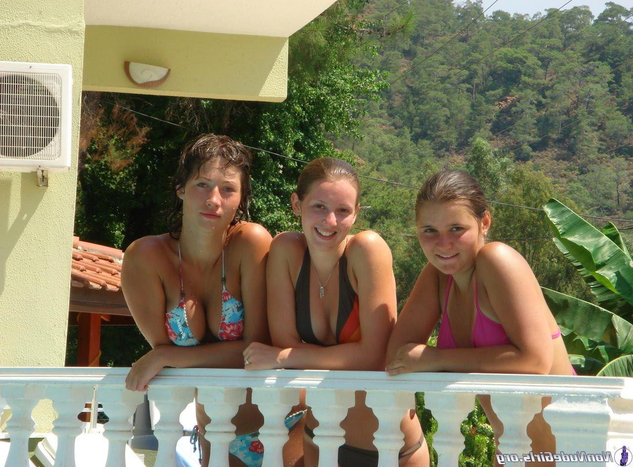 20P Pictures of hot teen girls looking hot with their friends