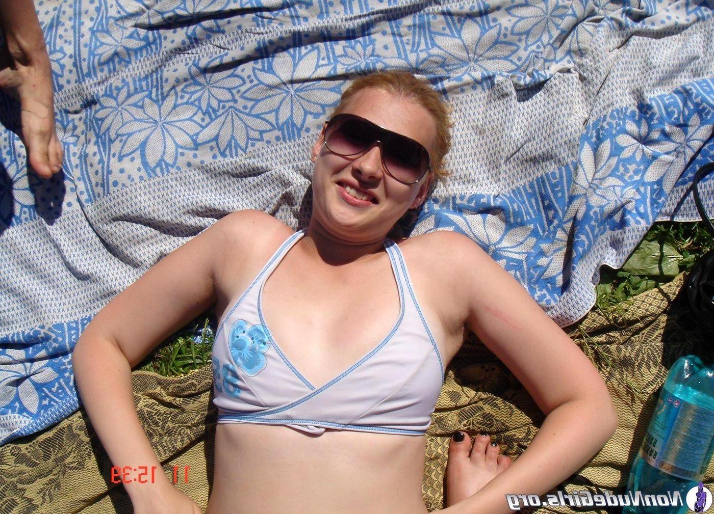 20P Pictures of hot teen girls looking hot with their friends