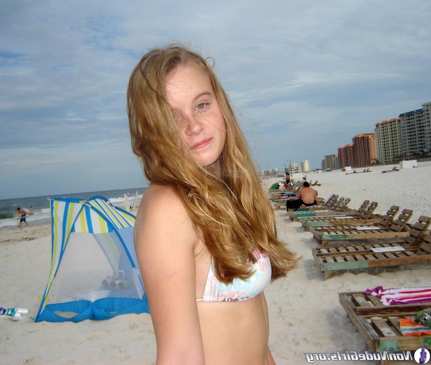20P Pictures of hot teen girls looking hot with their friends
