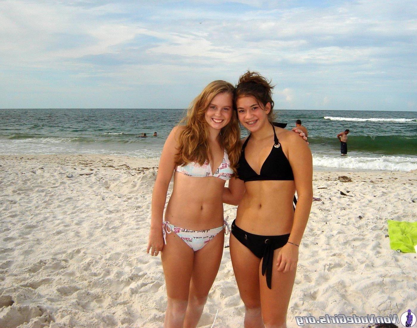 20P Pictures of hot teen girls looking hot with their friends