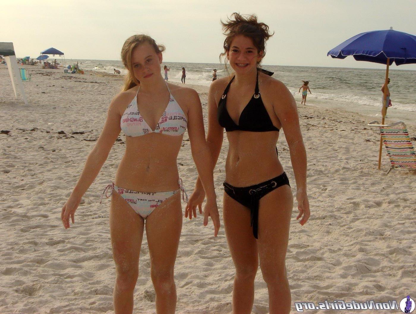 20P Pictures of hot teen girls looking hot with their friends