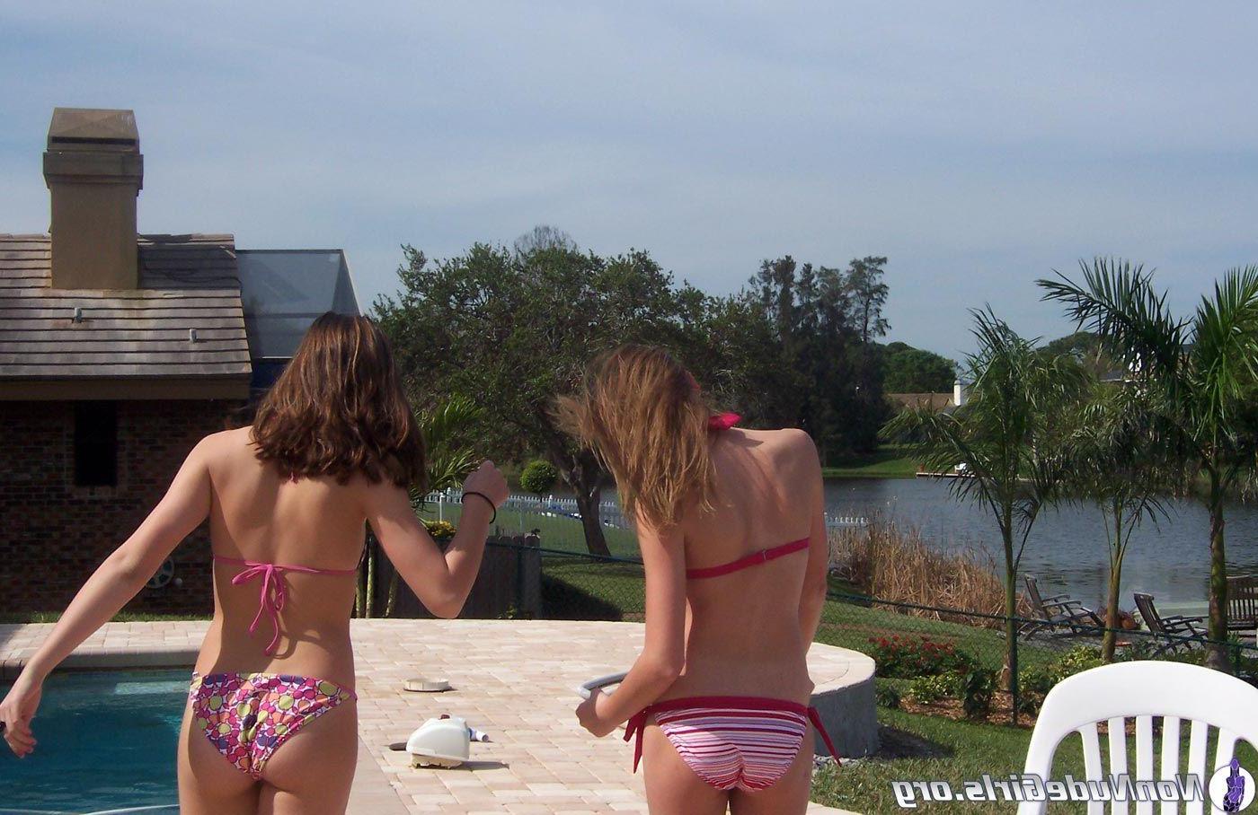 20P Pictures of hot teen girls looking hot with their friends