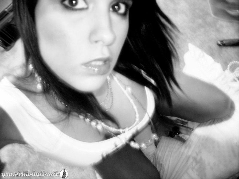20P Pictures of Non Nude Girls getting naughty