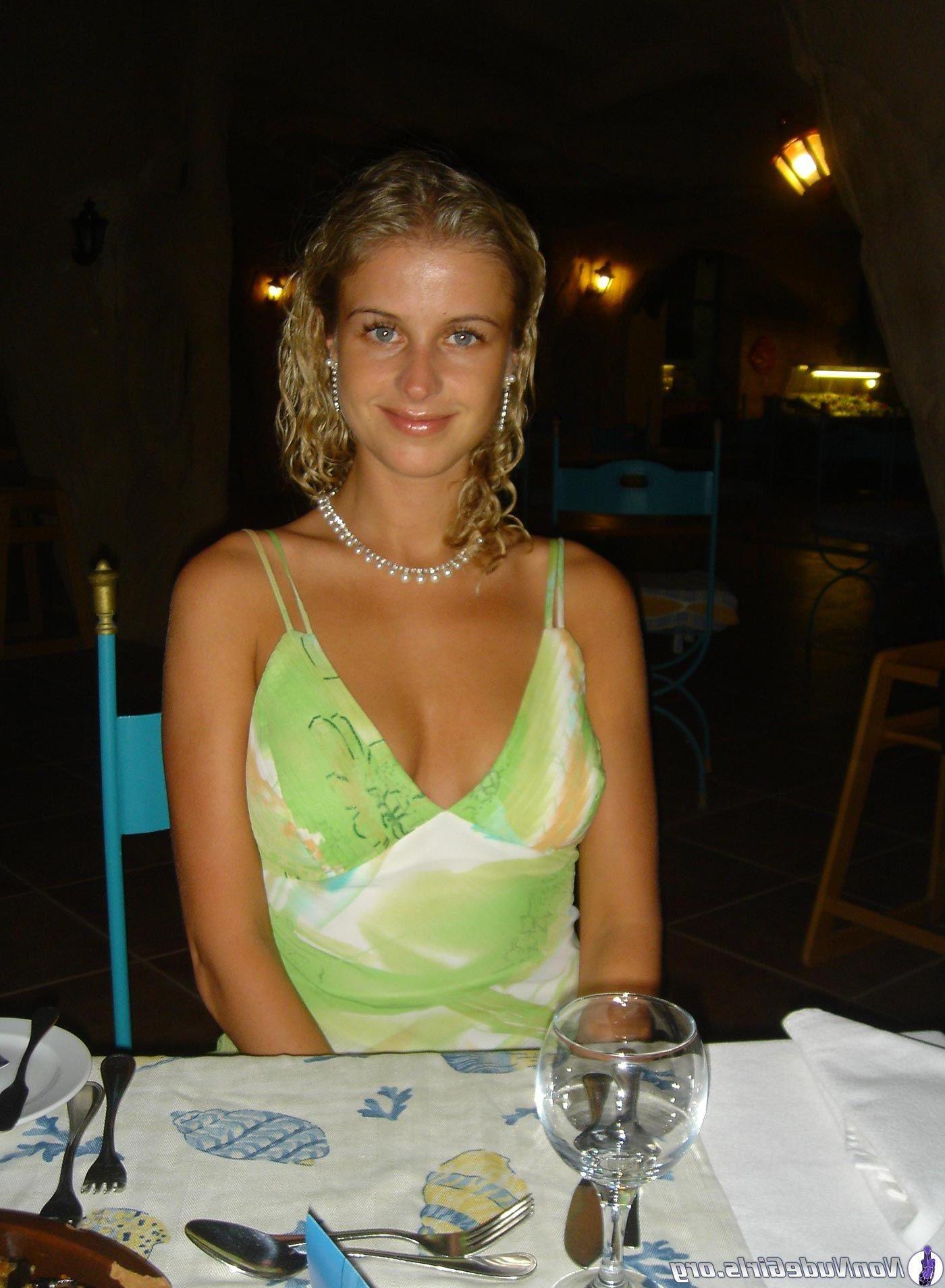 20P Pictures of hot amateur girls showing off
