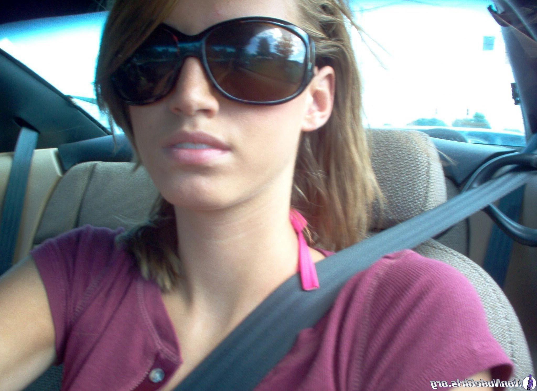 20P Pictures of hot girls showing off