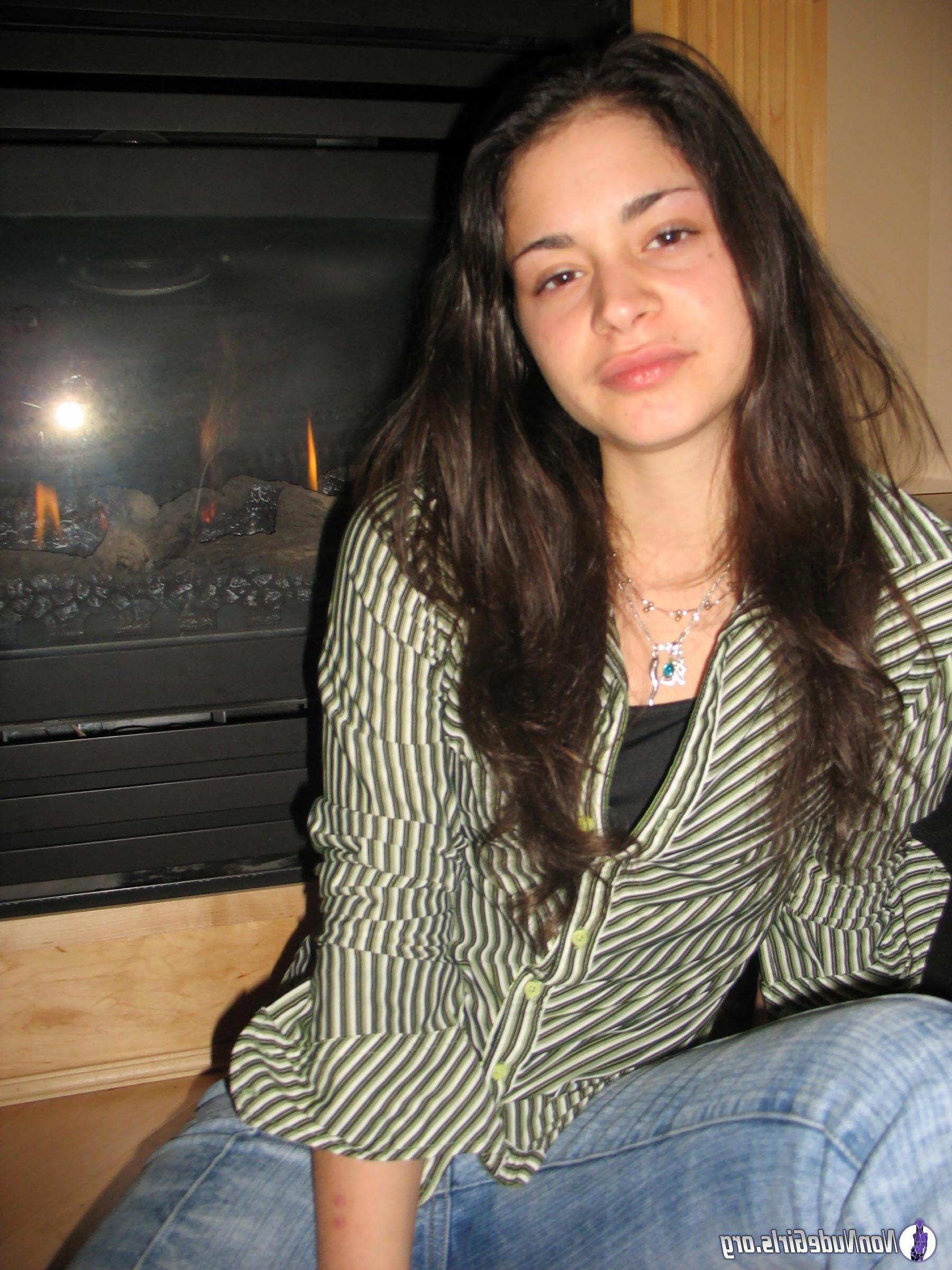 19P Pictures of hot nonnude girls showing off