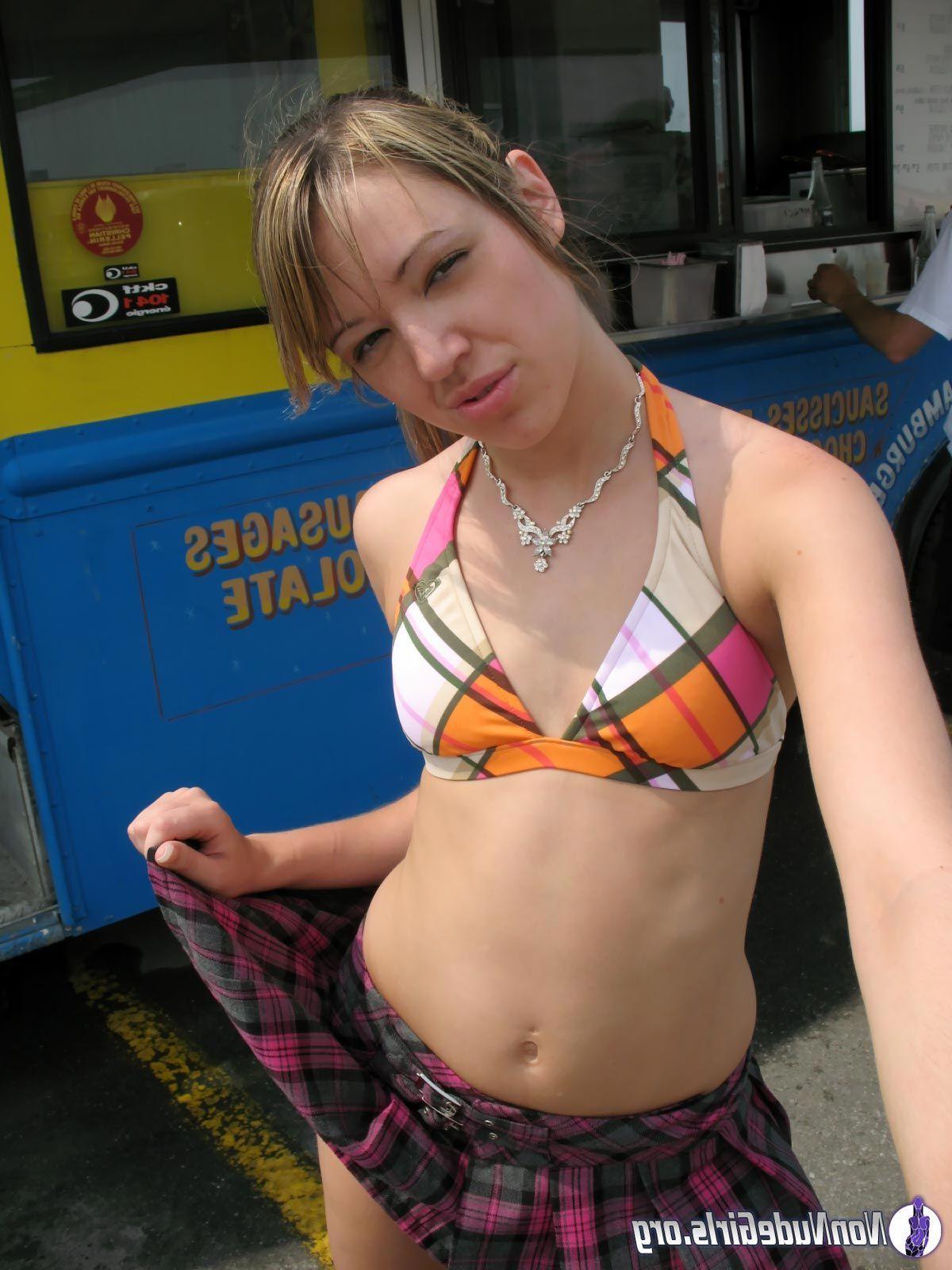 19P Pictures of hot nonnude girls showing off