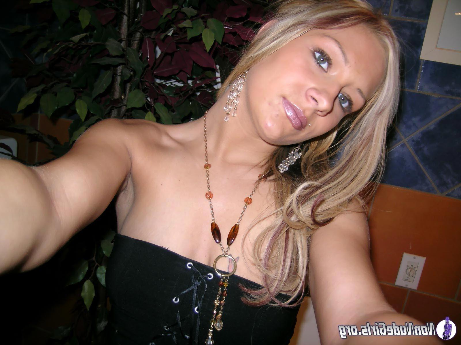 19P Pictures of hot nonnude girls showing off