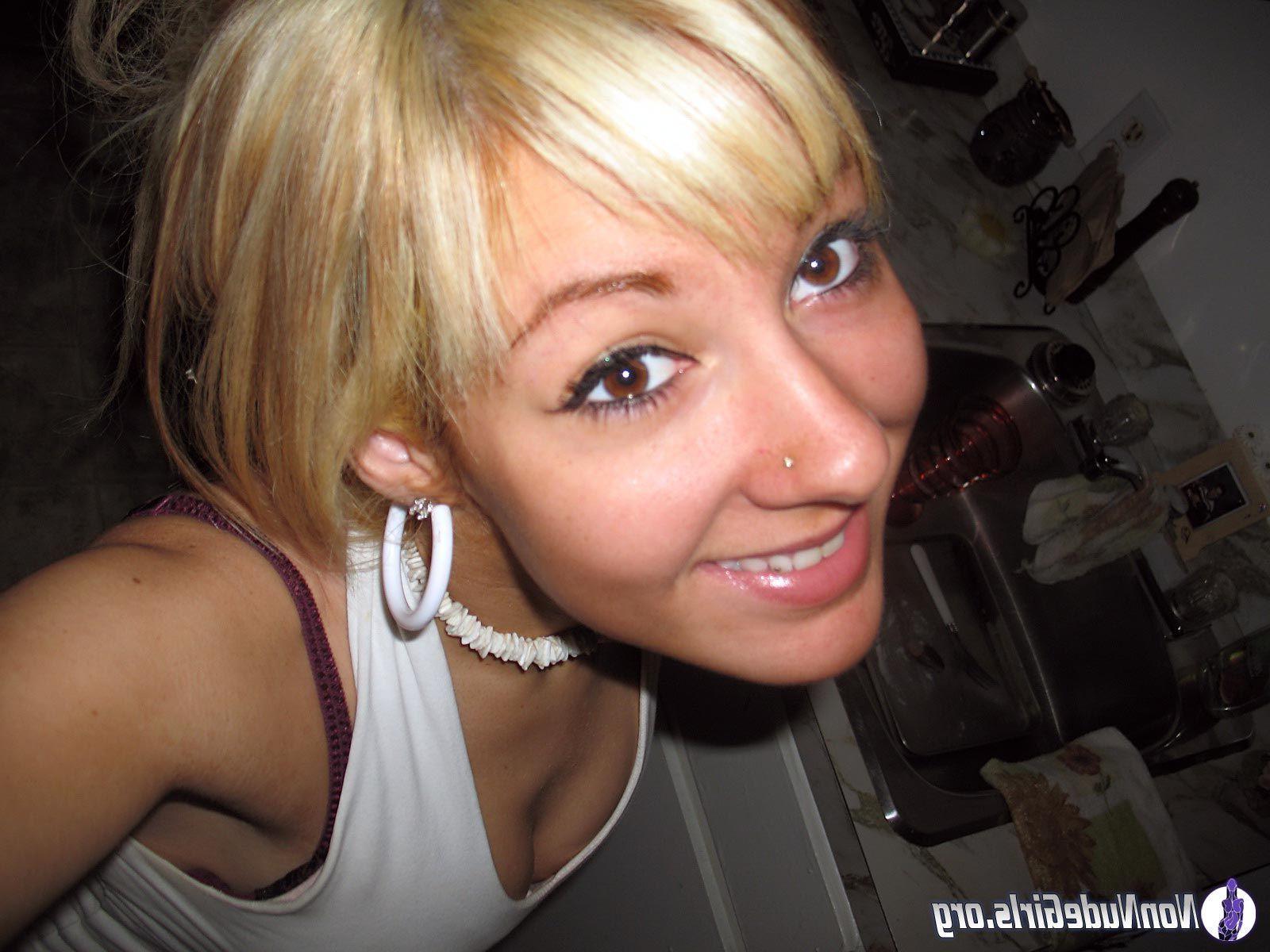 20P Pictures of naughty nonnude girls on camera