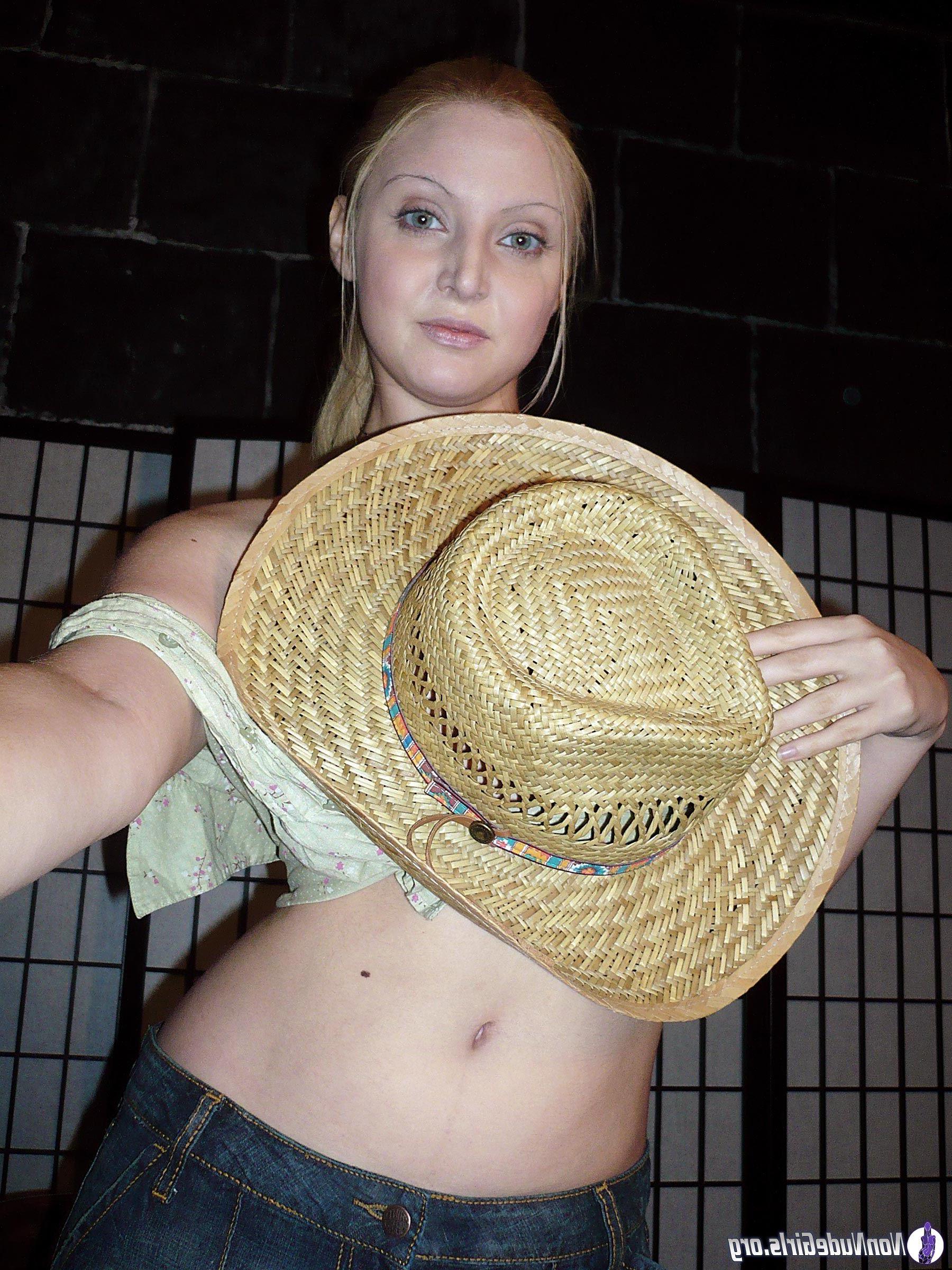 20P Pictures of naughty nonnude girls on camera