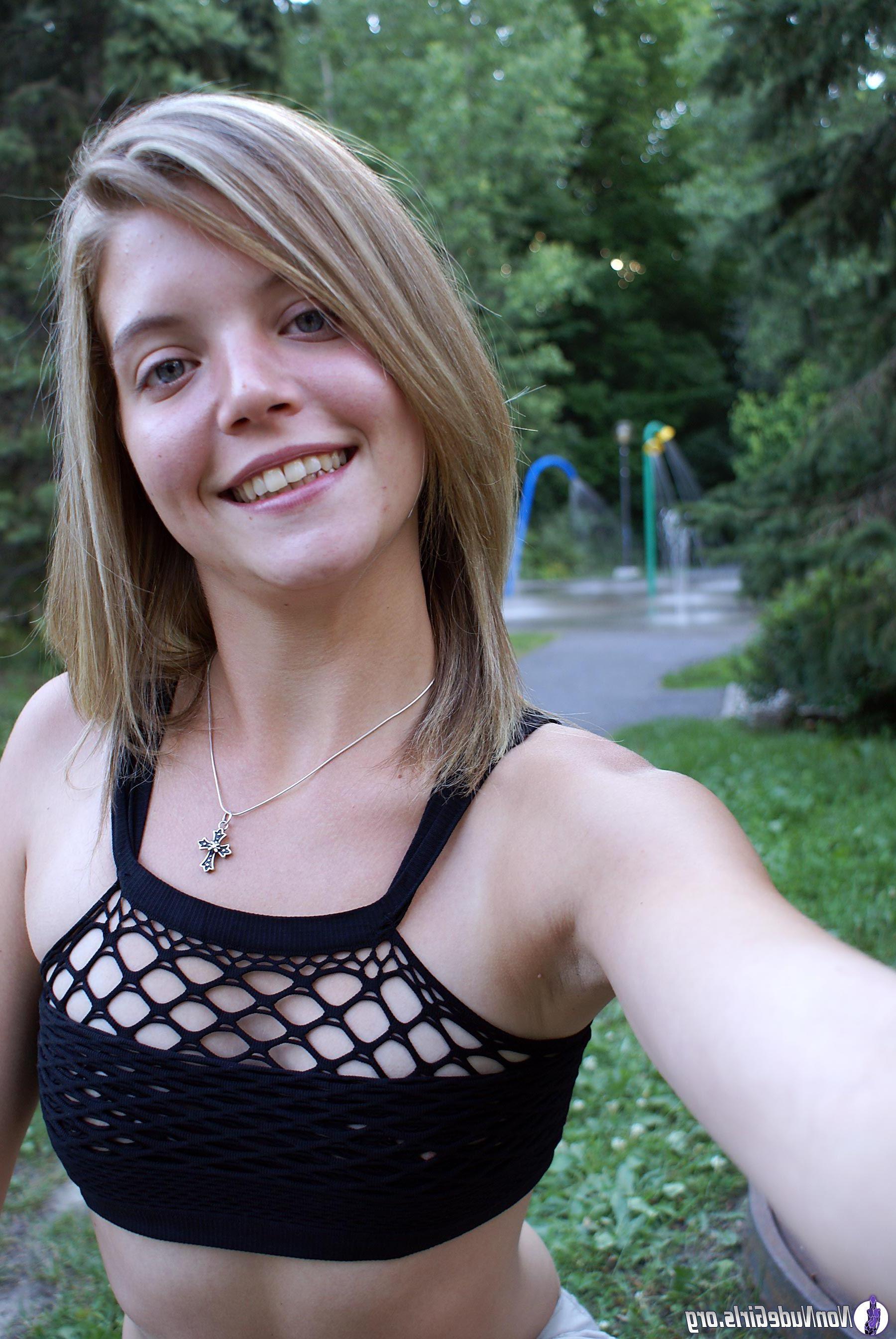 20P Pictures of naughty nonnude girls on camera