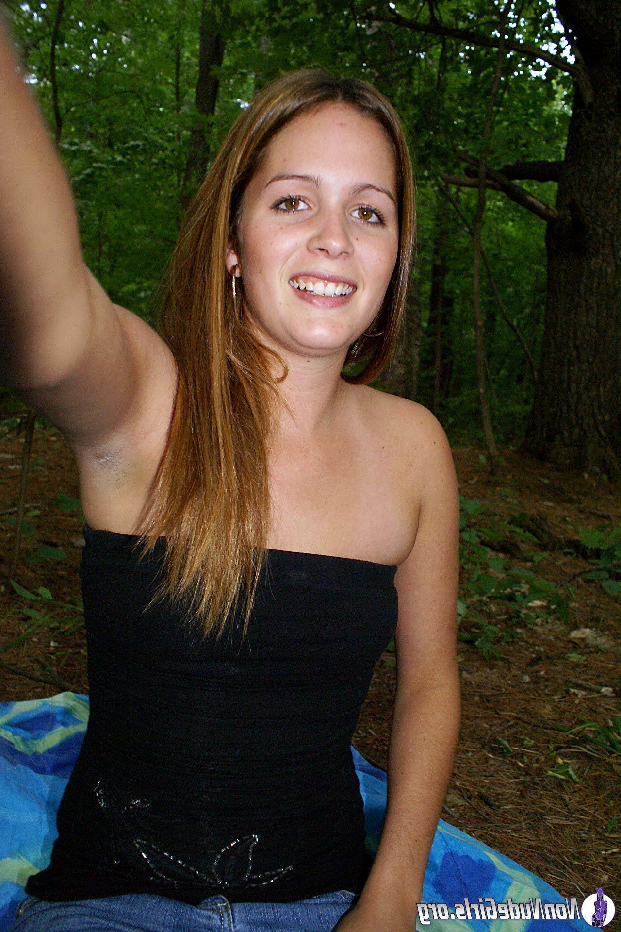20P Pictures of naughty nonnude girls on camera