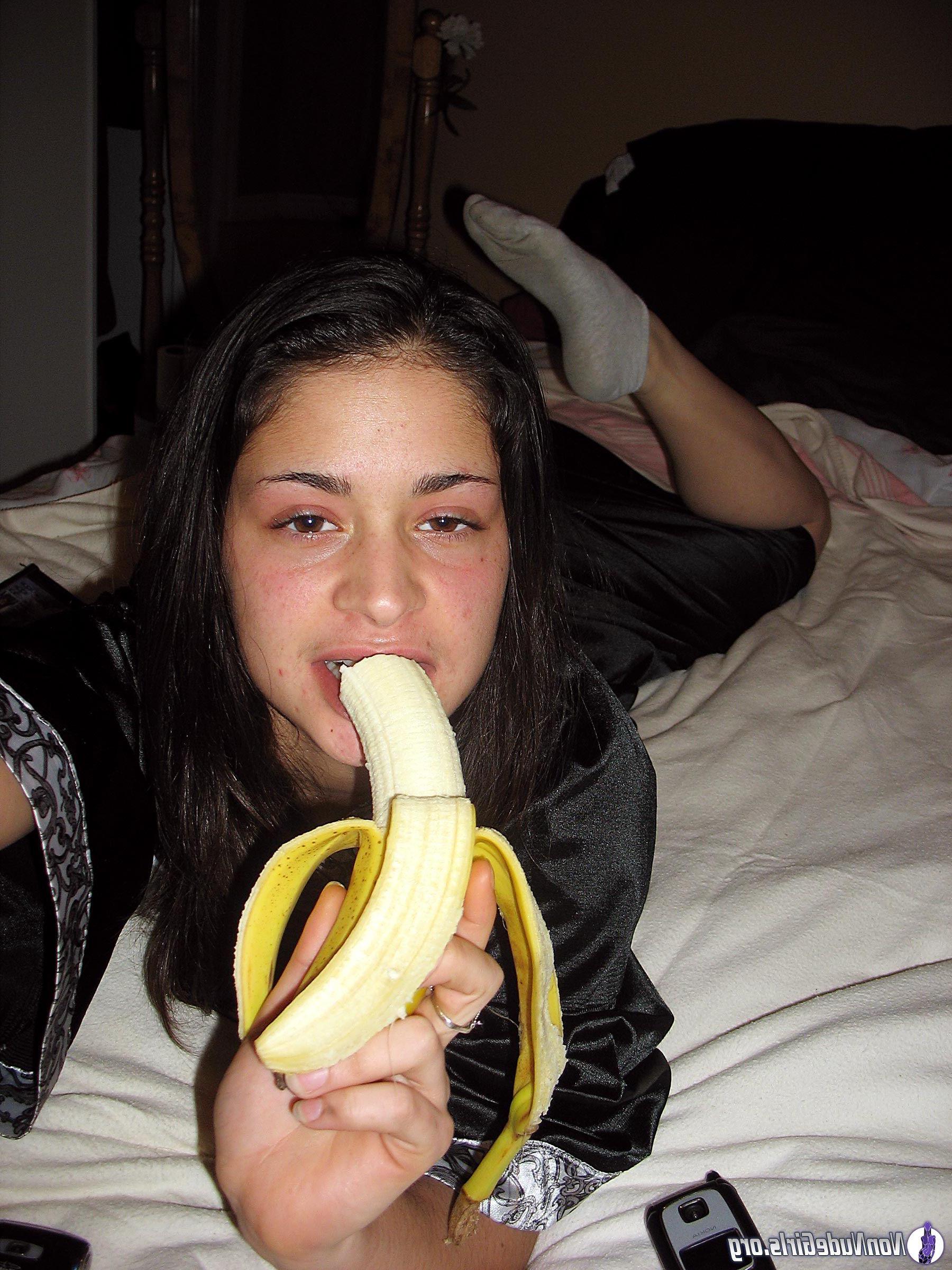 20P Pictures of naughty nonnude girls on camera
