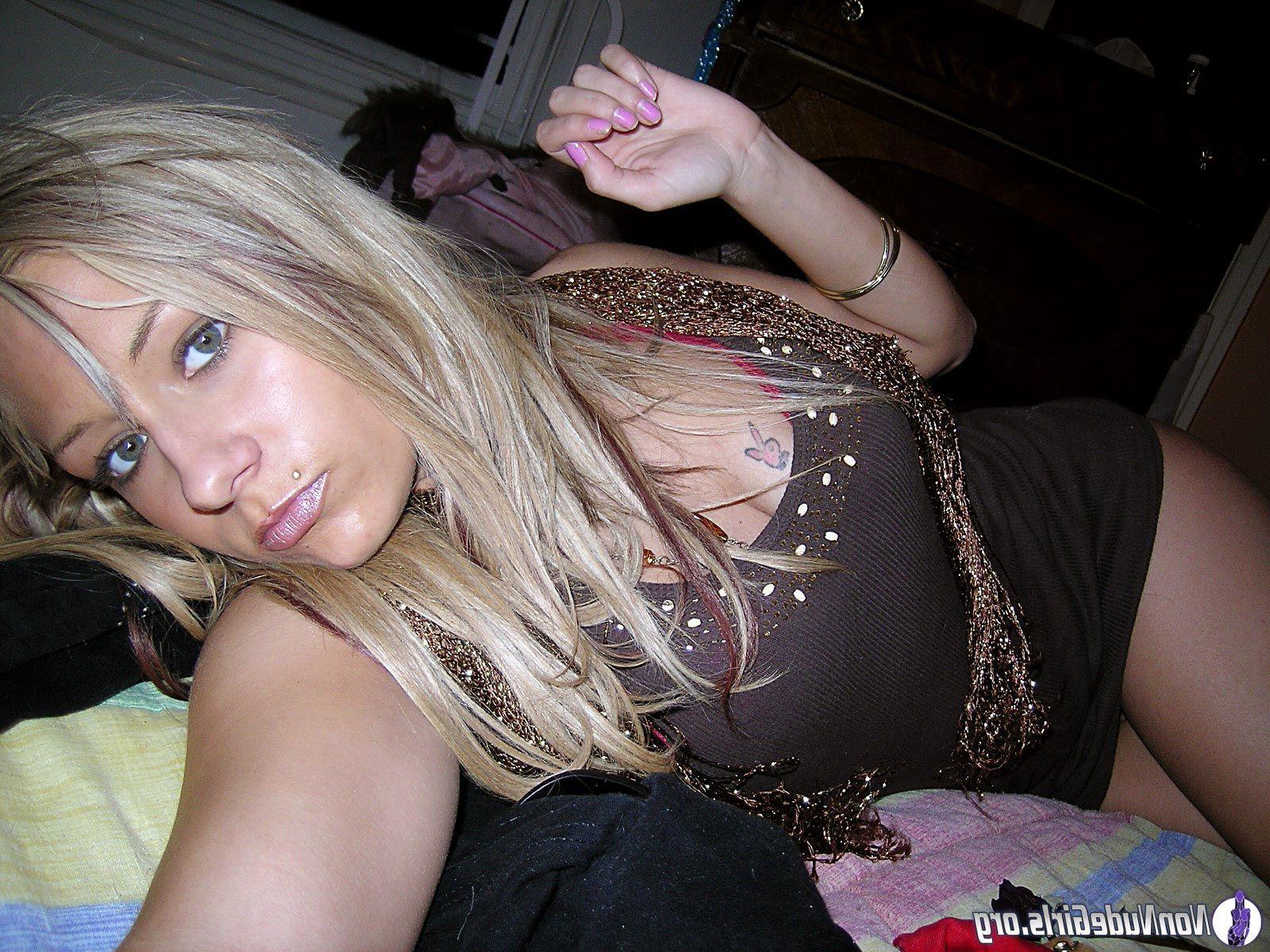 20P Pictures of naughty nonnude girls on camera