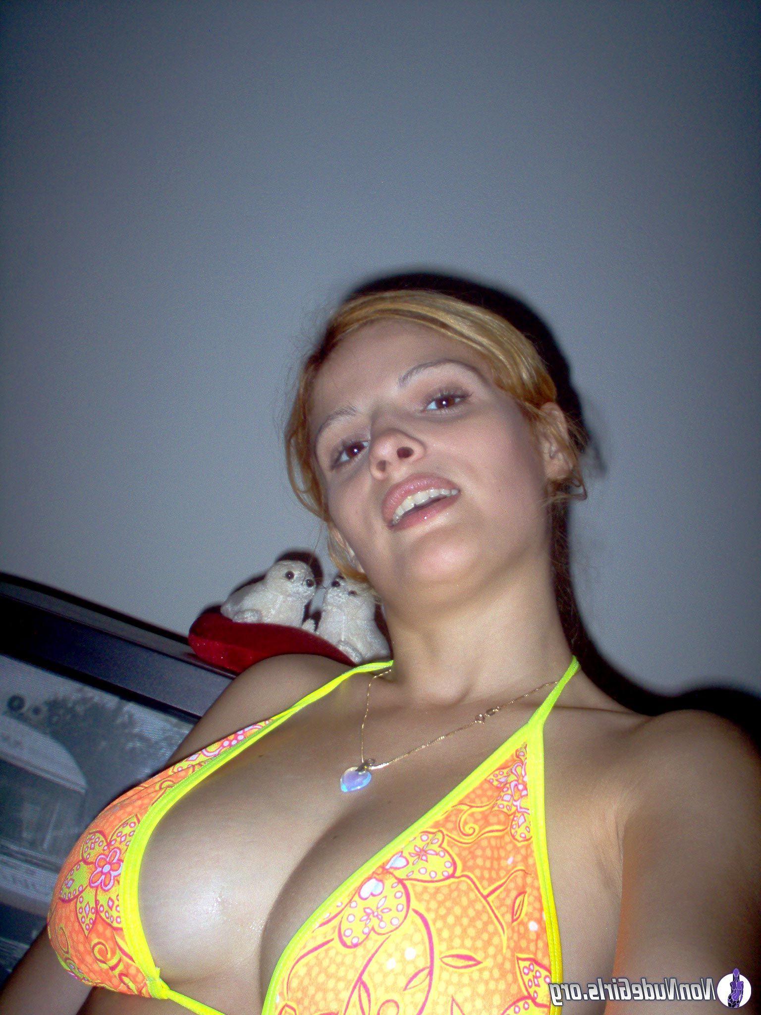 20P Pictures of naughty nonnude girls on camera