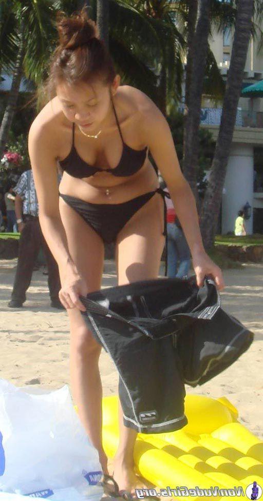 20P Pictures of hot girls in bikinis