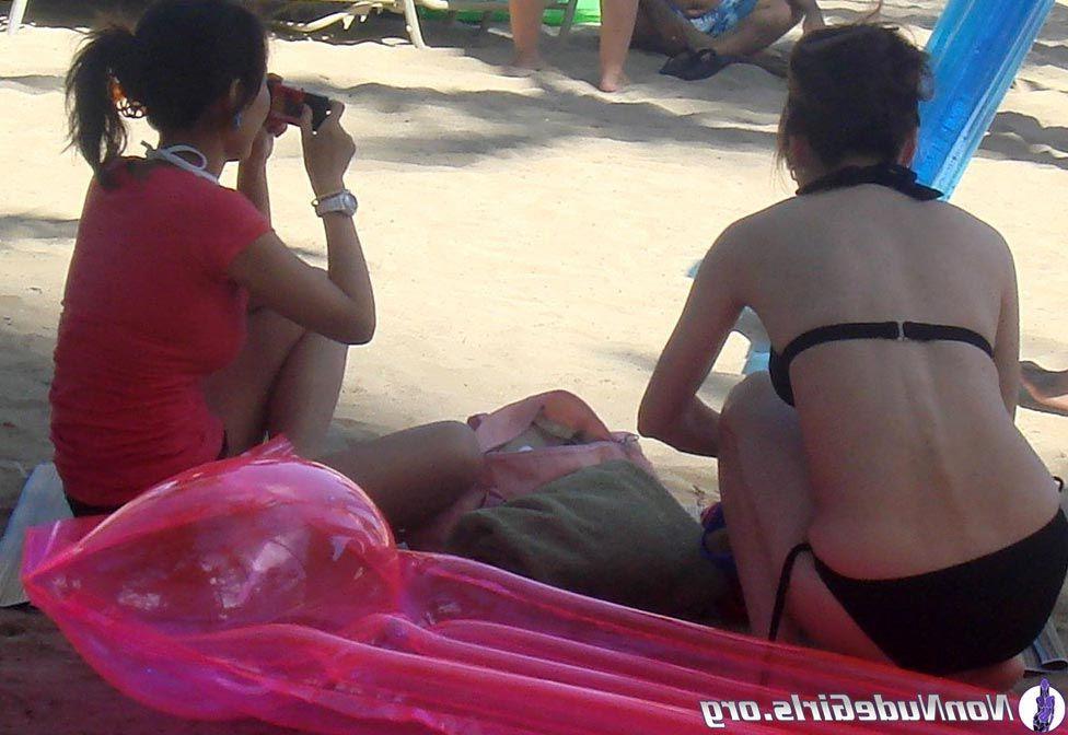 20P Pictures of hot girls in bikinis