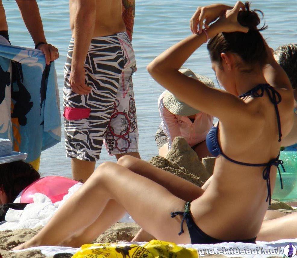 20P Pictures of hot girls in bikinis