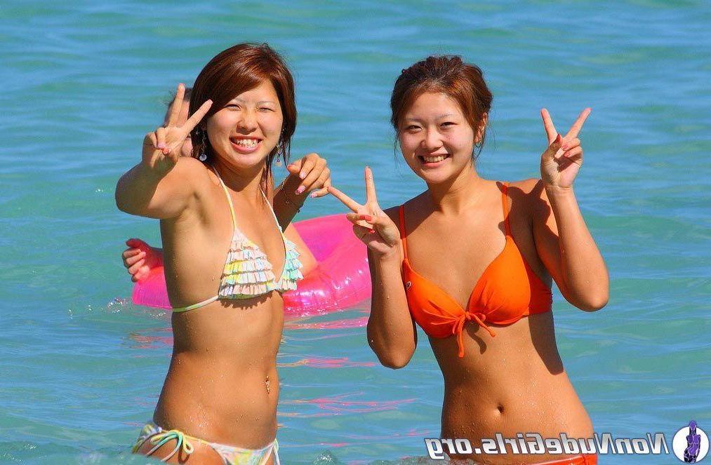 20P Pictures of hot girls in bikinis