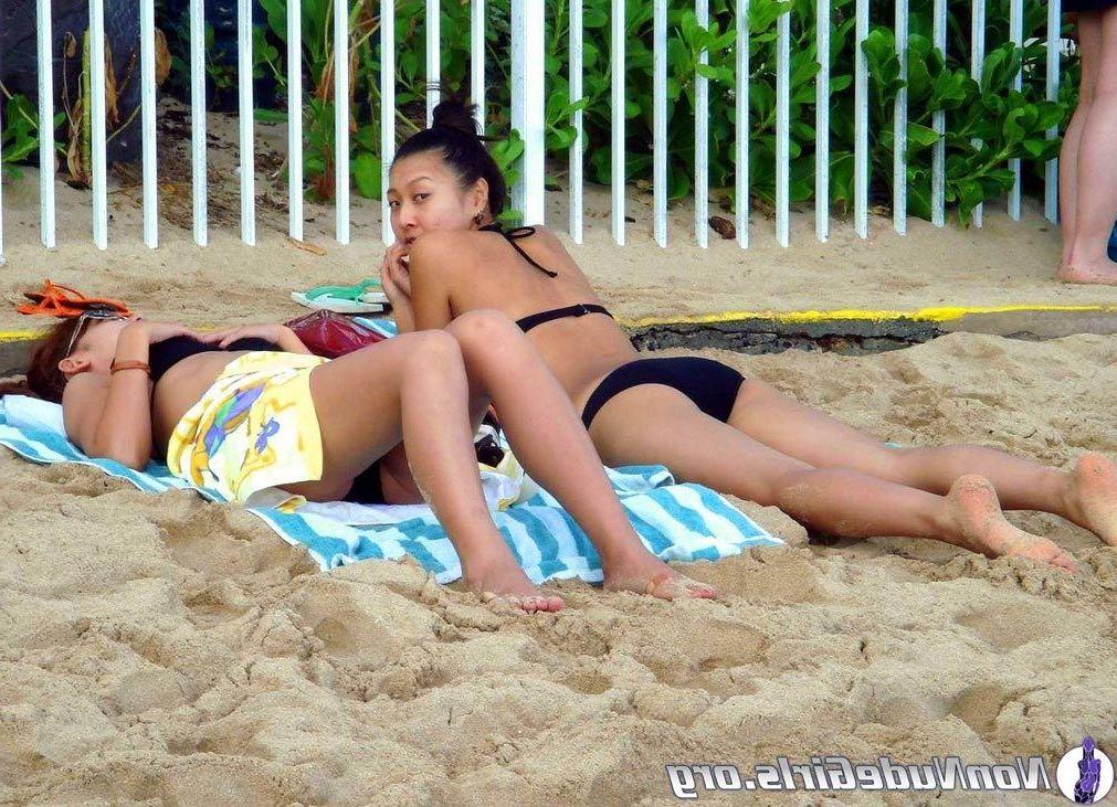 20P Pictures of hot girls in bikinis