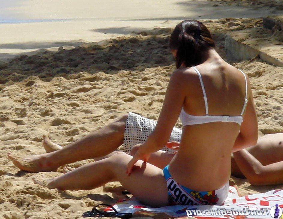 20P Pictures of hot girls in bikinis