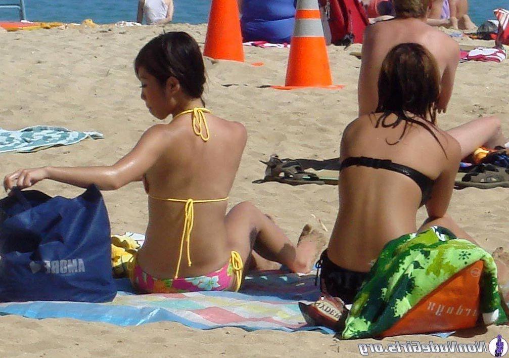 20P Pictures of hot girls in bikinis