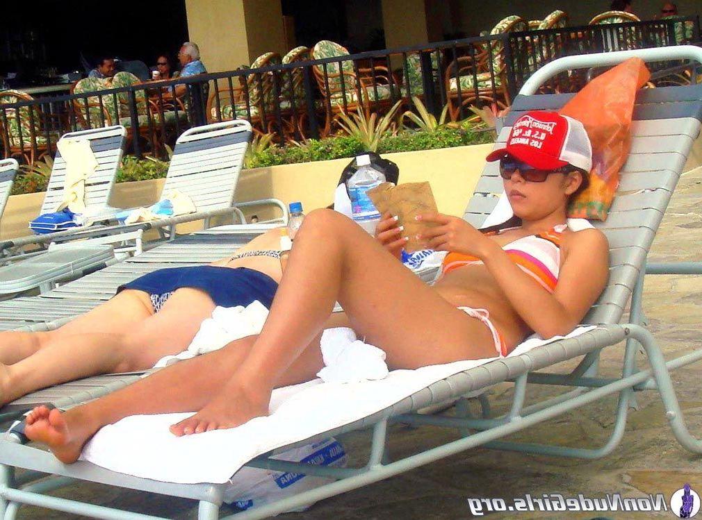 20P Pictures of hot girls in bikinis