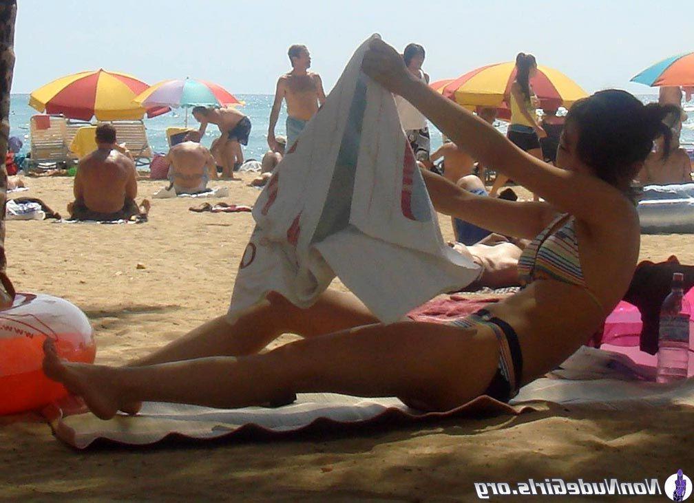 20P Pictures of hot girls in bikinis