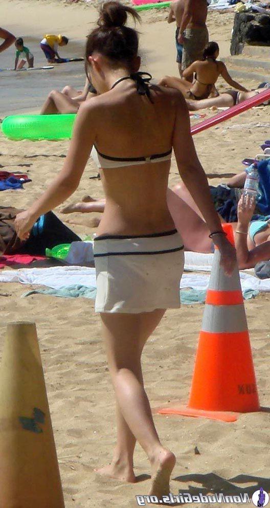 20P Pictures of hot girls in bikinis