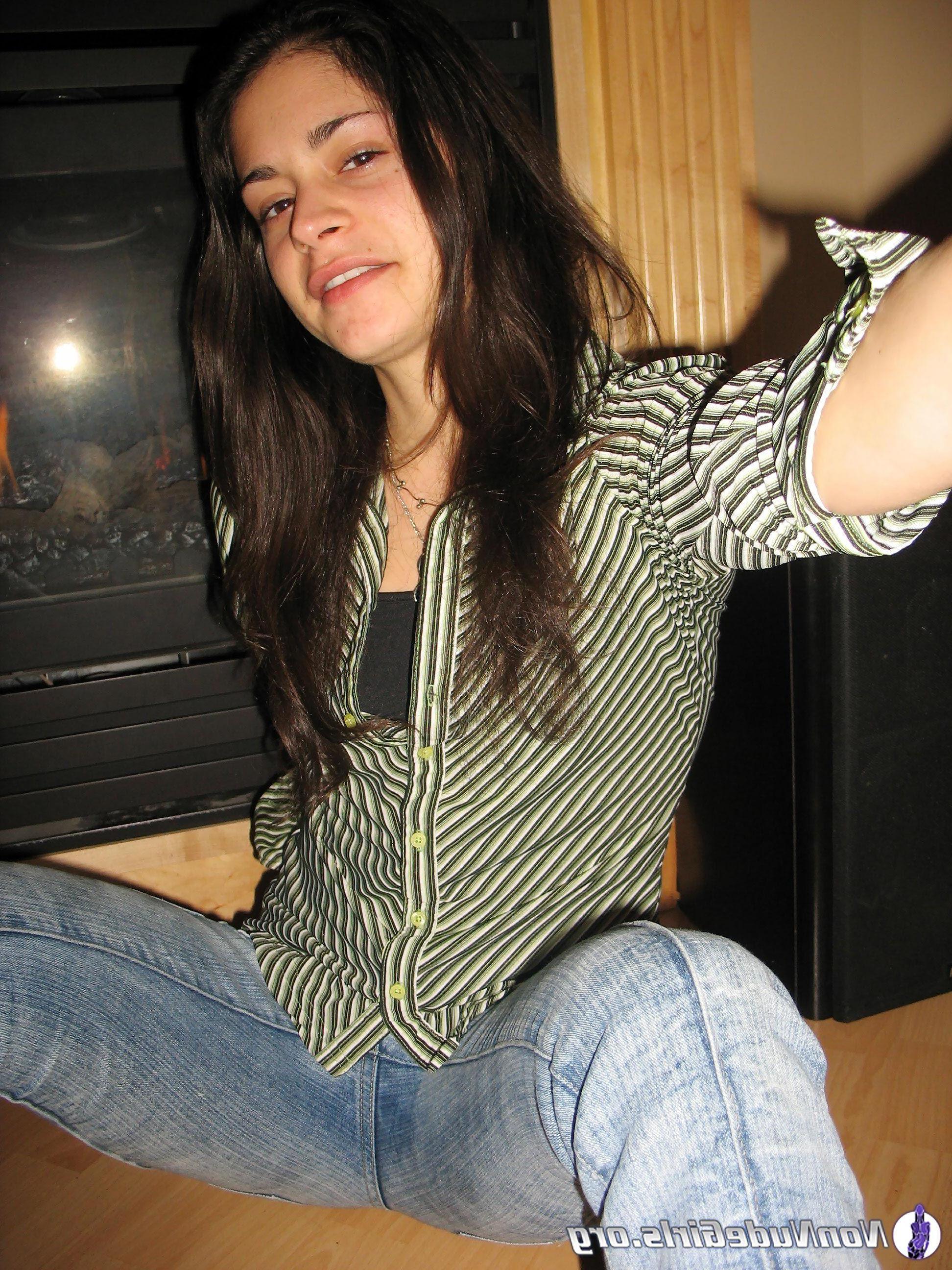 19P Pictures of hot teen girls teasing the camera