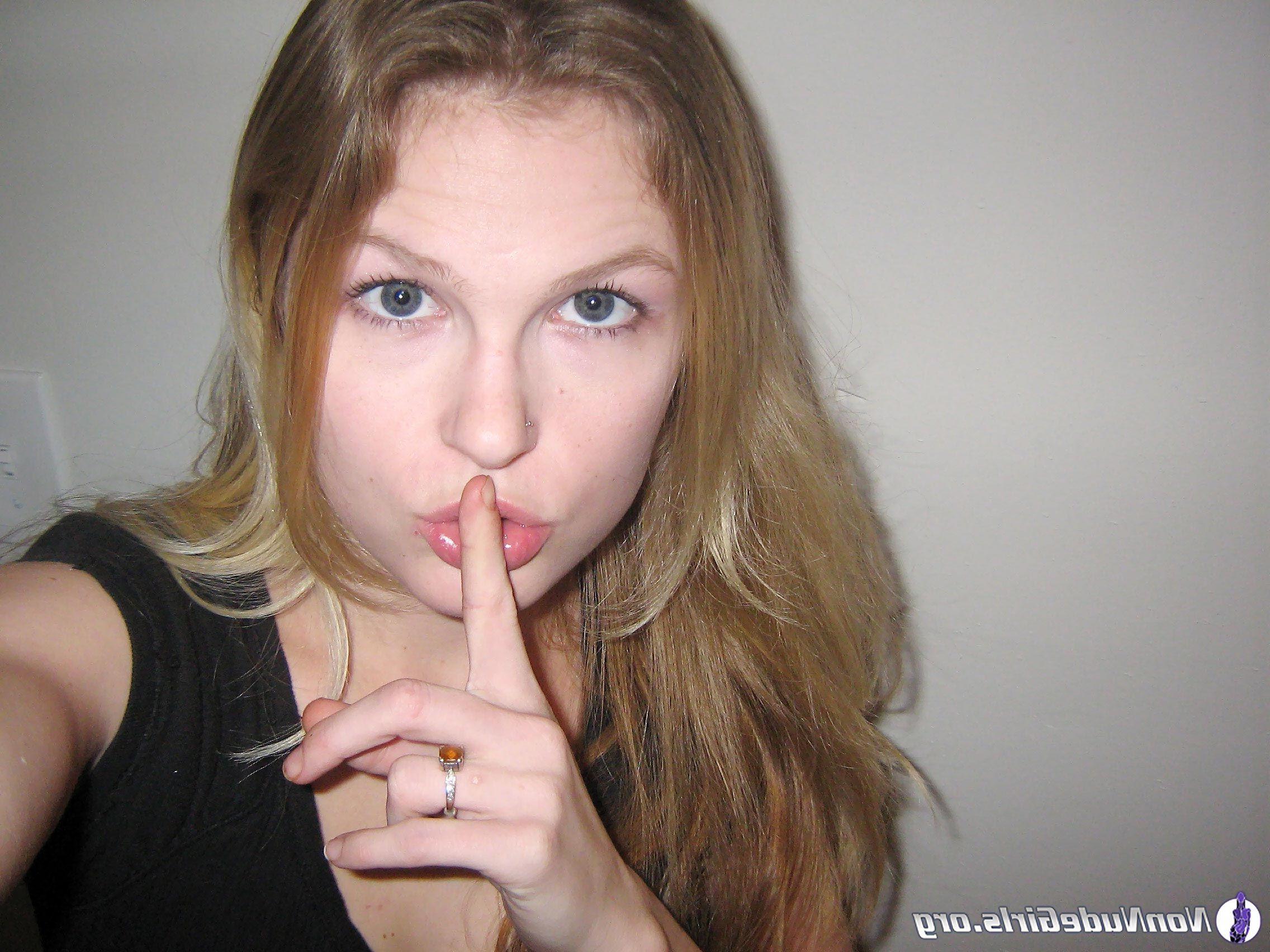 19P Pictures of hot teen girls teasing the camera