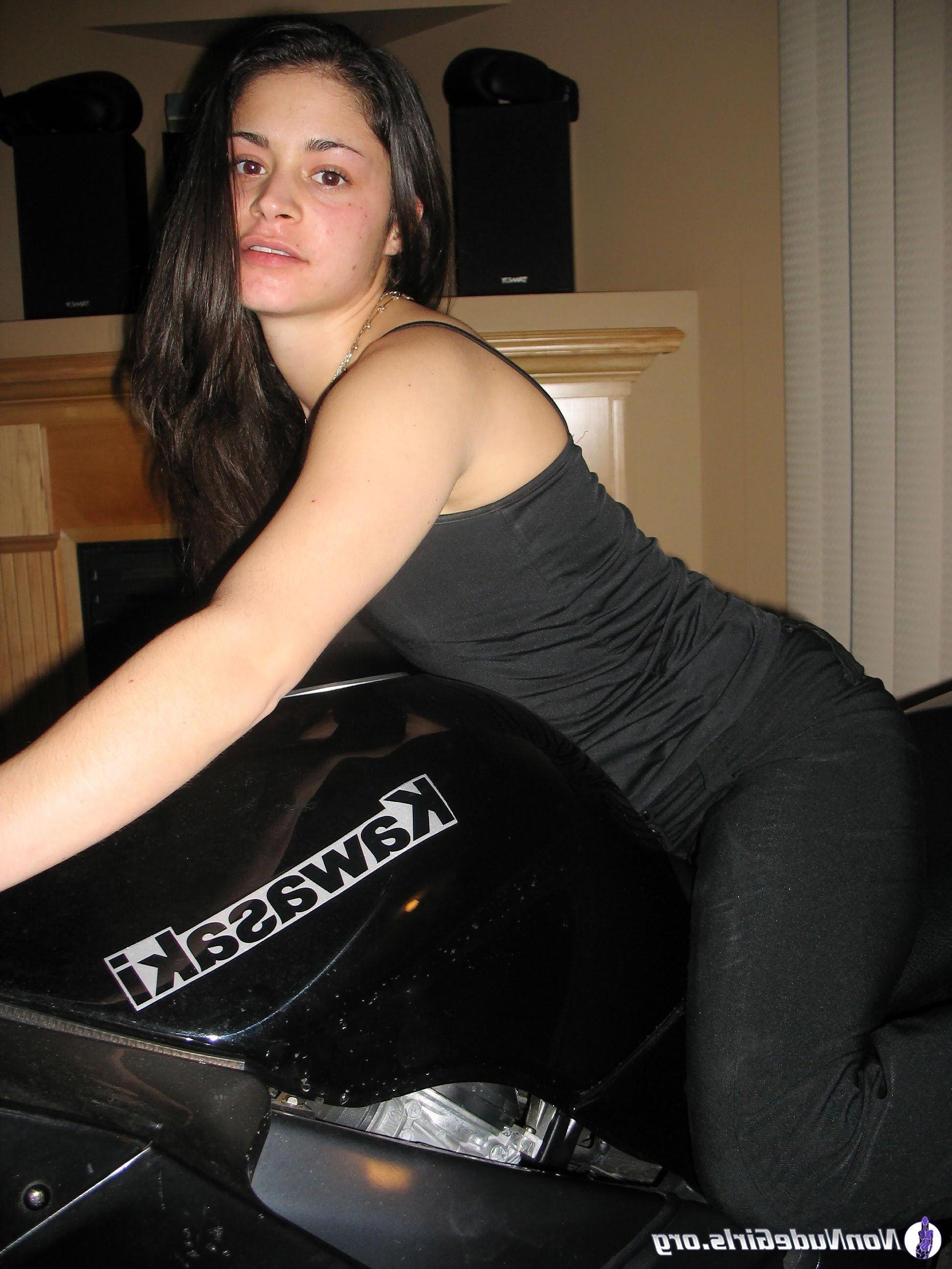 19P Pictures of hot teen girls teasing the camera