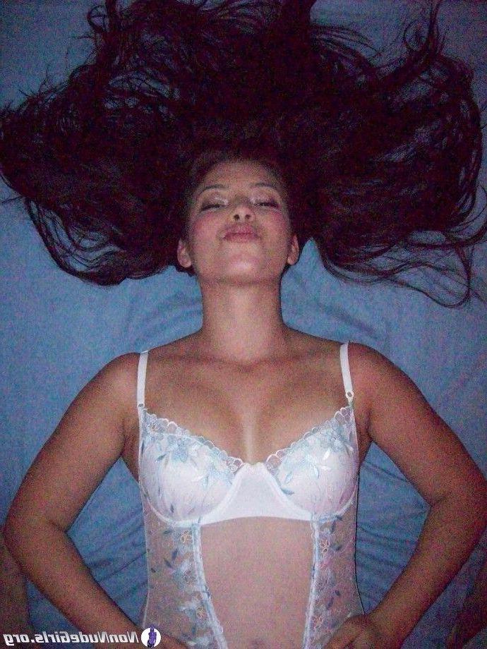 16P Pictures of hot teen girls showing their bodies