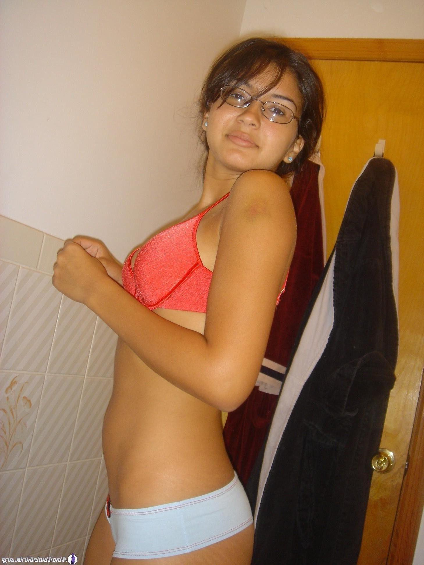 19P Pictures of stunning girls showing their hot bodies