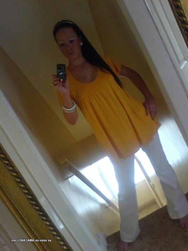 15P Picutres of a beautiful brunette girlfriend taking pics of herself