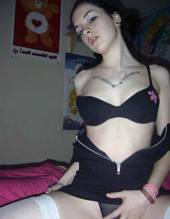 16P Pictures of a hot goth girl taking pics of herself