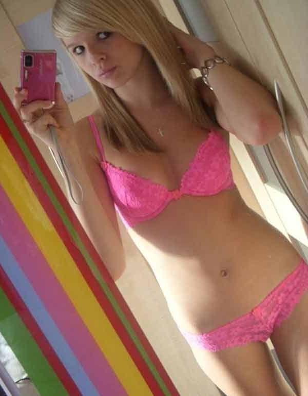 16P Pictures of super-hot teen girls taking pics of their naked bodies