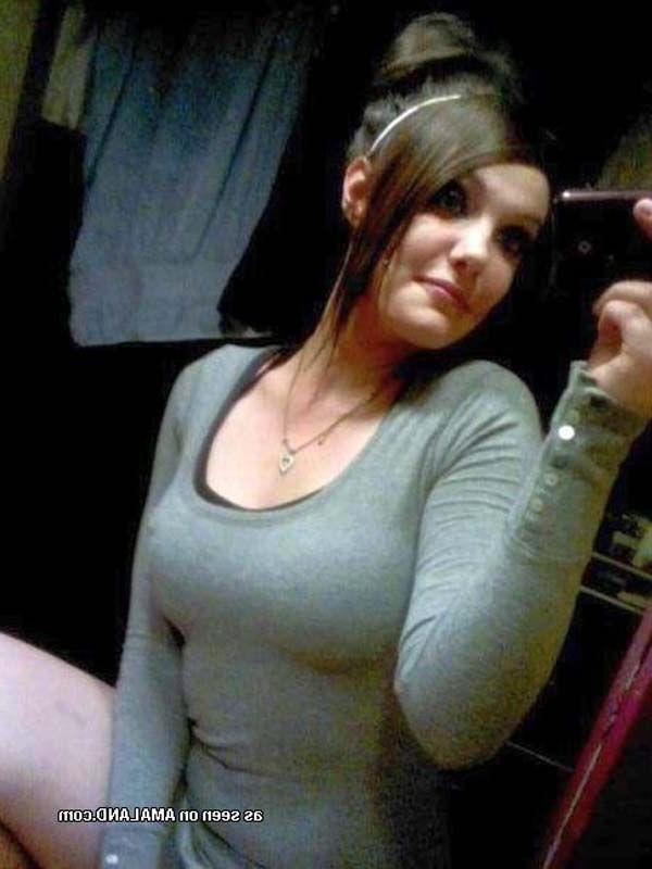 16P Pictures of a hot teen girl taking pics of herself