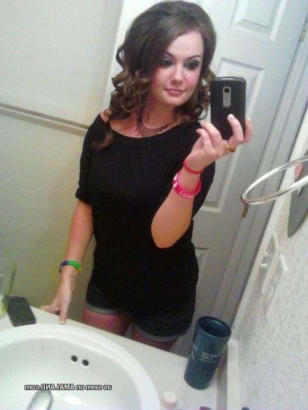 16P Pictures of a hot teen girl taking pics of herself