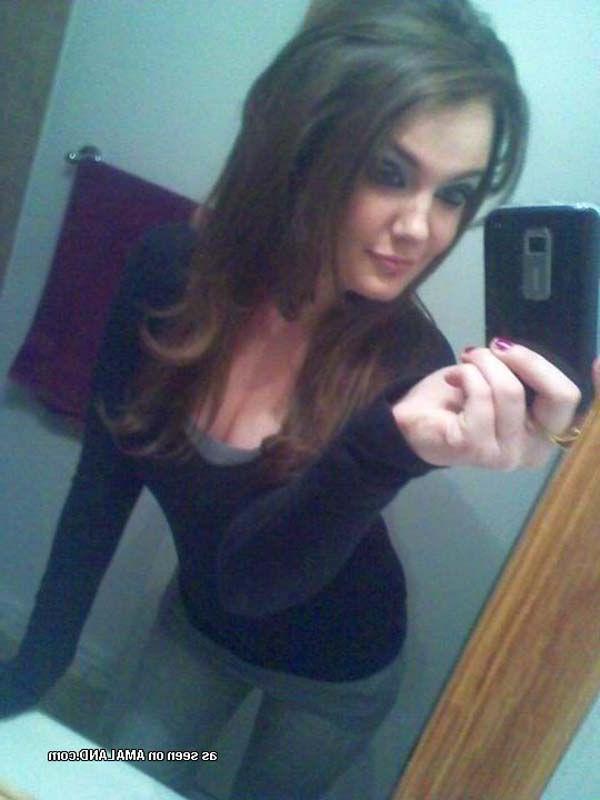 16P Pictures of a hot teen girl taking pics of herself